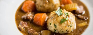 İskandinav geyik eti avcılar Bacon ve soğan köfte ile güveç