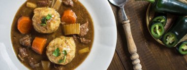 İskandinav geyik eti avcılar Bacon ve soğan köfte ile güveç