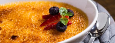 Karamelize Şeker, Çilek, Yaban Mersini ve Taze Nane Yaprakları ile Creme Brulee Tatlı
