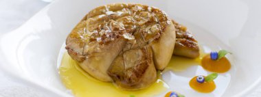 Elma sosu ile kaz ciğeri. Kızarmış kaz ciğeri.