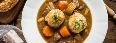 İskandinav geyik eti avcılar Bacon ve soğan köfte ile güveç