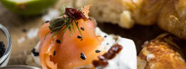 Krem Peynir, Taze Dereotu ve Siyah Susam ile Füme Somon Canape. Parmak Gıda.