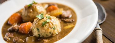 İskandinav geyik eti avcılar Bacon ve soğan köfte ile güveç