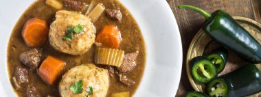 İskandinav geyik eti avcılar Bacon ve soğan köfte ile güveç