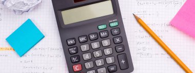 El Hesap Makinesi, Kalem, Matematik Formüller ve Kahve Fincanı Künye ile Kağıt Üzerinde Cetvel