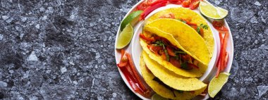 Taco taş zemin üzerine sebzeli kabuklarında