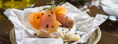 Krem Peynir, Taze Dereotu ve Siyah Susam ile Füme Somon Canape. Parmak Gıda.