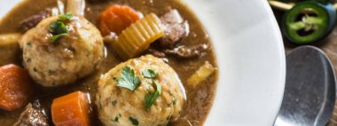 İskandinav geyik eti avcılar Bacon ve soğan köfte ile güveç