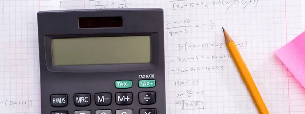 Onderwijs-en wetenschaps concept. Handheld Calculator, potlood, liniaal over vel papier met wiskundige formules. — Stockfoto