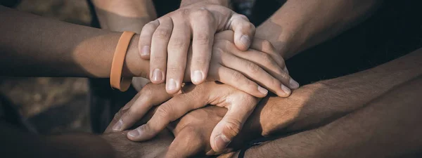 Travail d'équipe Joindre les mains Soutien Ensemble Concept. Les sportifs se joignent à la main . — Photo