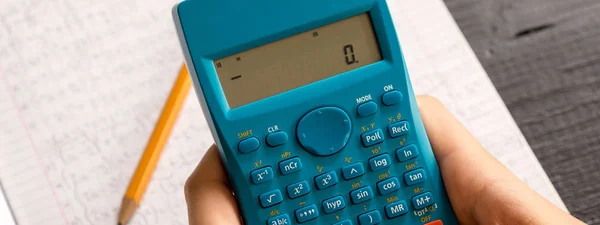 Calculatrice scientifique dans les mains d'action pendant la leçon de mathématiques. Concept scolaire . — Photo