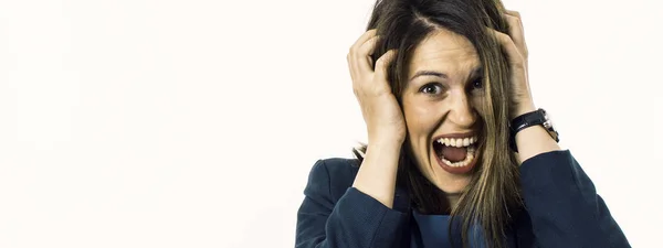 Mulher gritando está ficando louco puxando seu cabelo. Conceito de Stress . — Fotografia de Stock