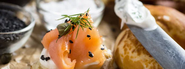 Pretzel with Smoked Salmon, Cream Cheese, Fresh Dill, Black Sesame and Lime — Stock Photo, Image