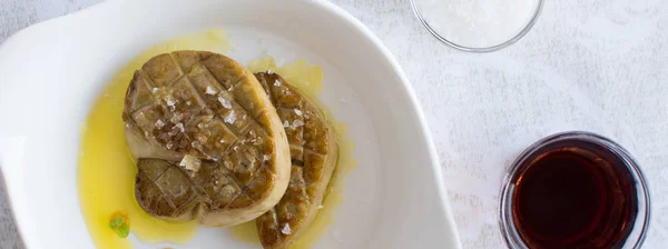 Foie Gras con salsa de manzana. Hígado de ganso frito . — Foto de Stock