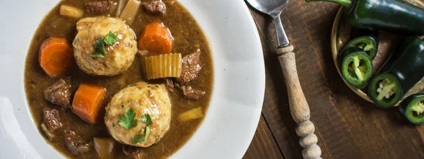 İskandinav geyik eti avcılar Bacon ve soğan köfte ile güveç