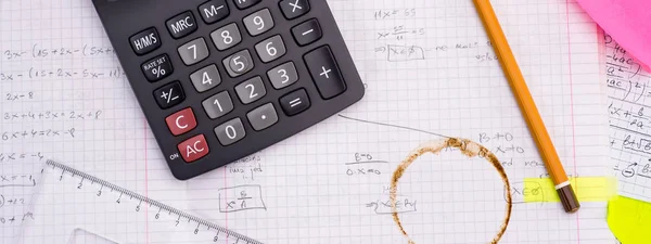 Освітня та наукова концепція. Ручний калькулятор, олівець, лінійка над листом паперу з математичними формулами. — стокове фото