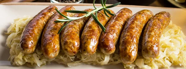 Embutidos a la parrilla con ensalada de col, mostaza y cerveza. Salchichas y chucrut . — Foto de Stock