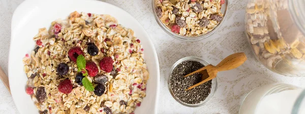 Healthy Breakfast Muesli With Milk, Chia Seeds, Berries and Cinnamon. Sunny Morning. — Stock Photo, Image