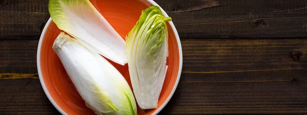 Ensalada de achicoria fresca. Comida sana orgánica cruda Witloof . — Foto de Stock