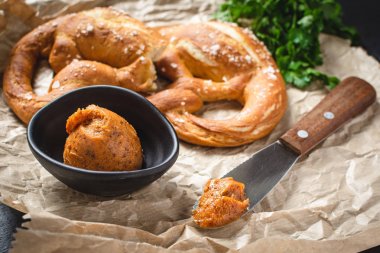 Ev Yapımı Mangalica Yağ Spread ile Taze Bavyera Simit