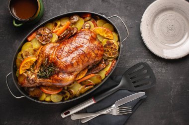 Fırında Patates, Havuç, Portakal, Biberiye ve Kekik ile Tüm Ördek