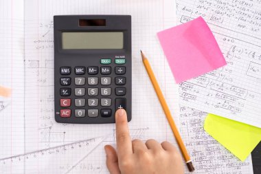 Matematik Dersi Sırasında Hesap Makinesi Düğmesine Parmak. Okul Konsepti.