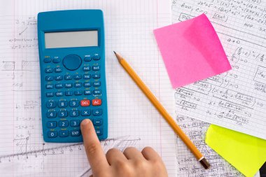 Matematik Dersi Sırasında Eylem Ellerde Bilimsel Hesap Makinesi. Okul Konsepti.