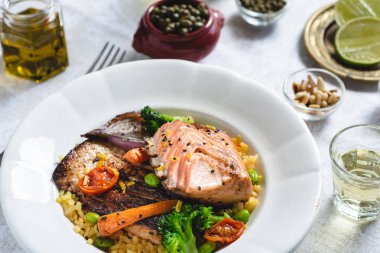 Rustik Beyaz Tabakta Sebzeli Kavrulmuş Somon Filetosu. Sağlıklı Gıda Kavramı.