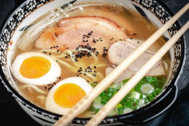 Udon Erişte, Domuz, Yumurta ve Soğan koyu Taş Arka Plan ile Japon Ramen Çorbası