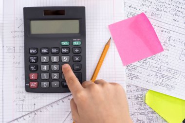 Matematik Dersi Sırasında Hesap Makinesi Düğmesine Parmak. Okul Konsepti.