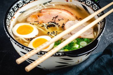 Udon Erişte, Domuz, Yumurta ve Soğan koyu Taş Arka Plan ile Japon Ramen Çorbası