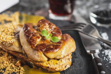 Koyu Arka Plan üzerinde Mango Puree ile Kızarmış Kaz Ciğeri. Kaz Ciğeri