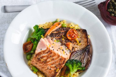 Rustik Beyaz Tabakta Sebzeli Kavrulmuş Somon Filetosu. Sağlıklı Gıda Kavramı.