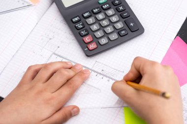 Kağıt Üzerinde Cetvel Çizim ile Schoolboy Eller. Matematik Kavramı
