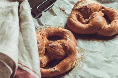 Fırında Taze Hamur İşleri. Fırın Tepsisine Fırından Kraker.
