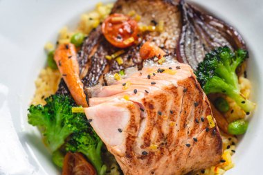 Rustik Beyaz Tabakta Sebzeli Kavrulmuş Somon Filetosu. Sağlıklı Gıda Kavramı.