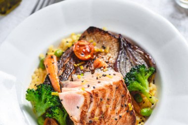 Rustik Beyaz Tabakta Sebzeli Kavrulmuş Somon Filetosu. Sağlıklı Gıda Kavramı.