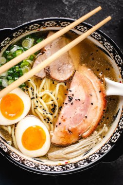 Udon Erişte, Domuz, Yumurta ve Soğan koyu Taş Arka Plan ile Japon Ramen Çorbası