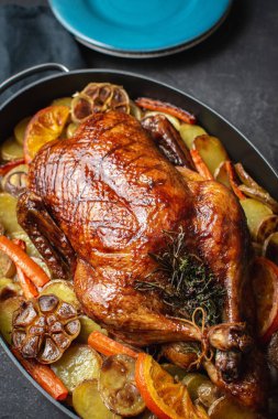 Patates, Havuç ve Portakal ile Pişmiş Noel Duck. Şenlikli Gıda Kavramı.