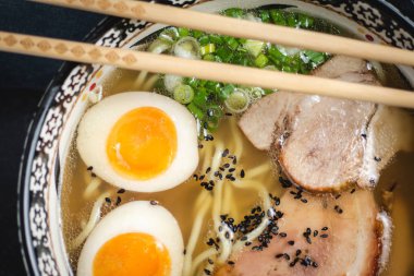 Udon Erişte, Domuz, Yumurta ve Soğan koyu Taş Arka Plan ile Japon Ramen Çorbası