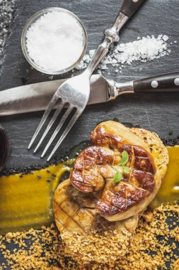 Koyu Arka Plan üzerinde Mango Puree ile Kızarmış Kaz Ciğeri. Kaz Ciğeri