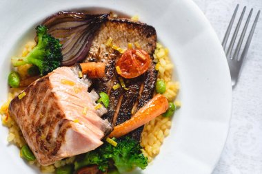 Rustik Beyaz Tabakta Sebzeli Kavrulmuş Somon Filetosu. Sağlıklı Gıda Kavramı.