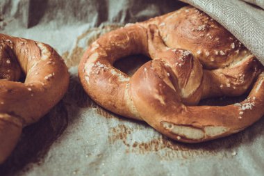 Fırında Taze Hamur İşleri. Fırın Tepsisine Fırından Kraker.