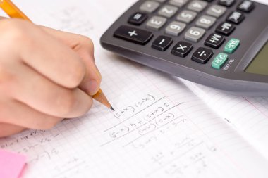 Kağıt Üzerinde Cetvel Çizim ile Schoolboy Eller. Matematik Kavramı