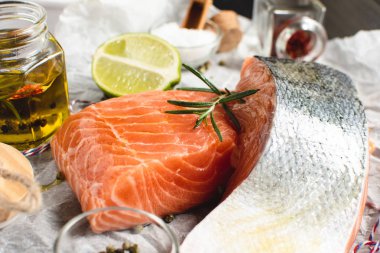 Kireç ve Aromatik Otlar ve Baharatlar ile Çiğ ve Taze Somon Fileto