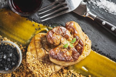 Koyu Arka Plan üzerinde Mango Puree ile Kızarmış Kaz Ciğeri. Kaz Ciğeri