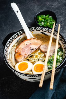 Udon Erişte, Domuz, Yumurta ve Soğan koyu Taş Arka Plan ile Japon Ramen Çorbası