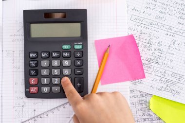 Matematik Dersi Sırasında Hesap Makinesi Düğmesine Parmak. Okul Konsepti.