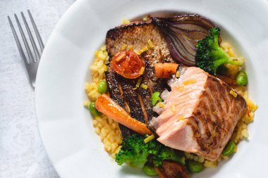 Rustik Beyaz Tabakta Sebzeli Kavrulmuş Somon Filetosu. Sağlıklı Gıda Kavramı.