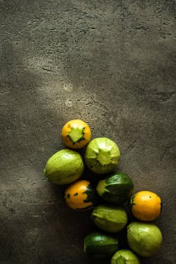 Kabak sarısı ve yeşil kırsal karanlık arka planda. Dolaşım ve Sağlıklı Kalp Desteği.